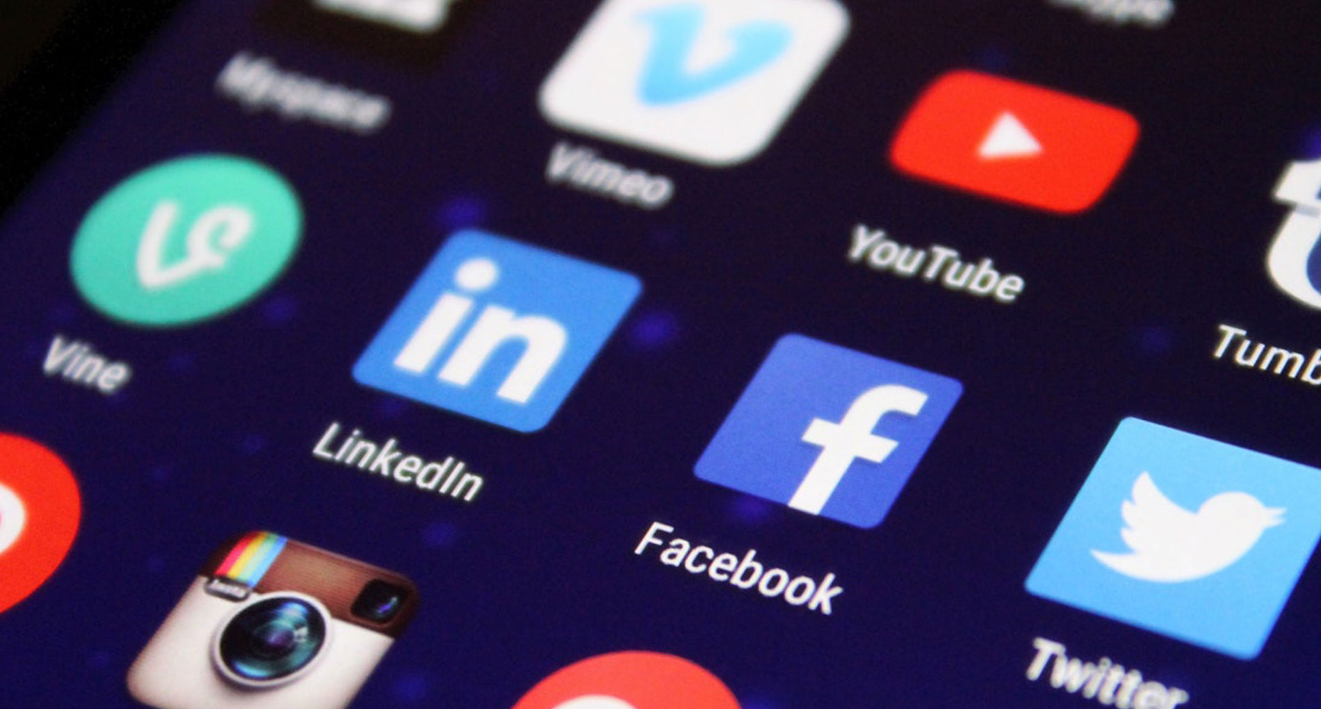 Read more about the article Liza Potts: The Dark Secrets of Social Media Dark Patterns